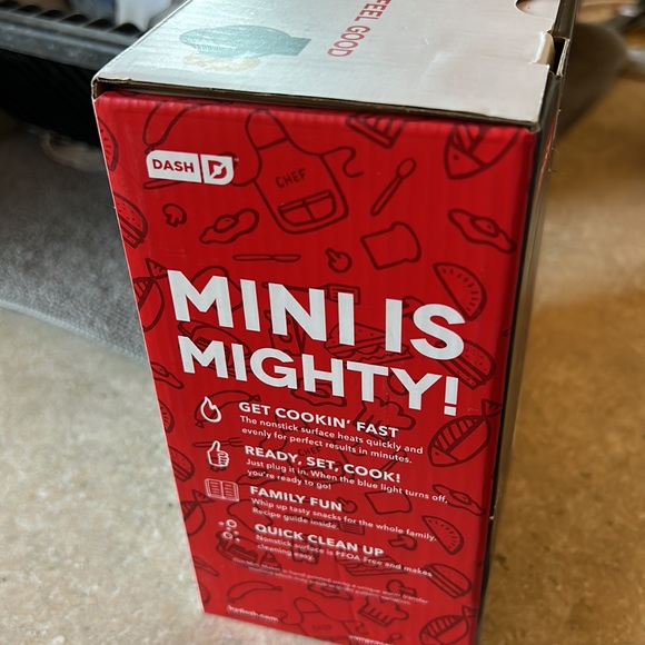 Skull Mini Waffle Maker - Picture 4 of 4